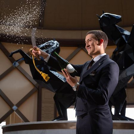 Hotel The St. Regis Astana Exterior foto A butler at the Atlantis Resort, Bahamas
